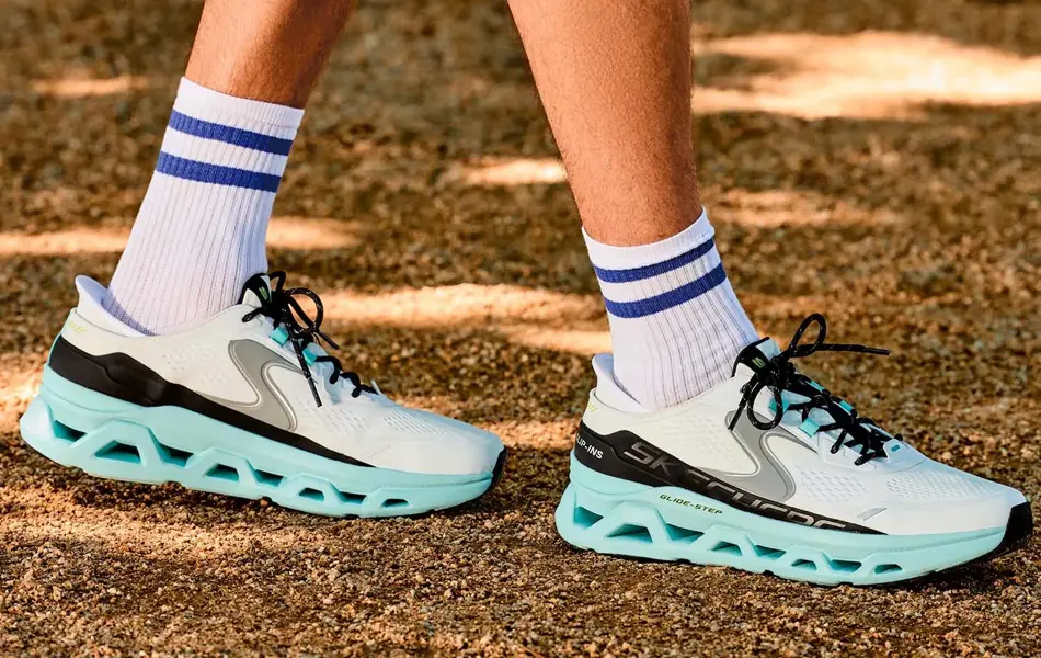 Lys blå sko fra skobutikken Skechers på føttene til en mann utendørs