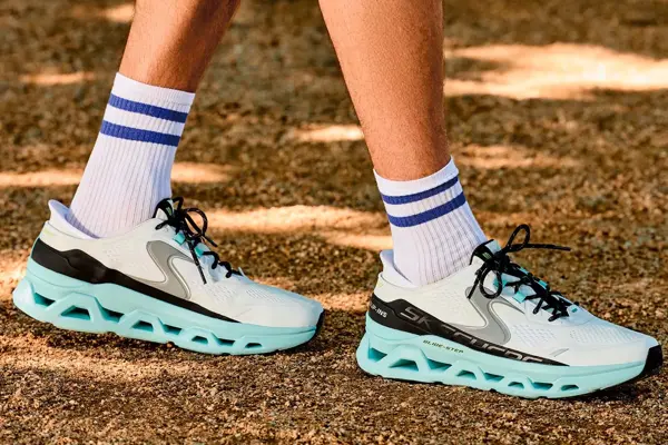 Lys blå sko fra skobutikken Skechers på føttene til en mann utendørs