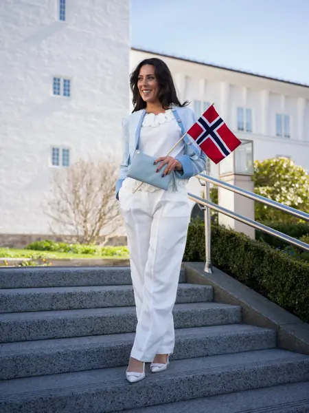 Hvit bukse Helt Coco 2449 Topp Helt Coco 750 Jakke Helt Coco 2399 Veske Helt Coco 599 Øredobber Mango 169-1