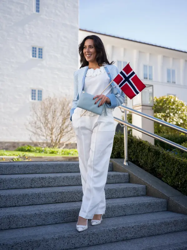 Hvit bukse Helt Coco 2449 Topp Helt Coco 750 Jakke Helt Coco 2399 Veske Helt Coco 599 Øredobber Mango 169-1