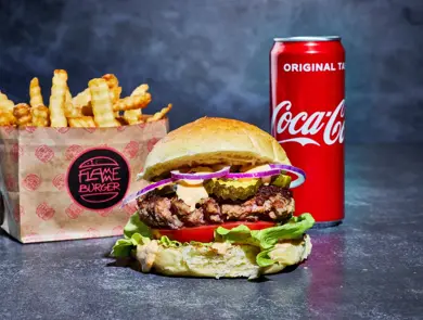 burgermen med hamburger, pommes frites og coca cola boks