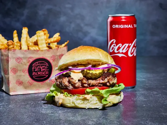 burgermen med hamburger, pommes frites og coca cola boks