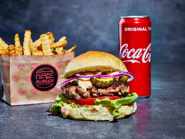 burgermen med hamburger, pommes frites og coca cola boks