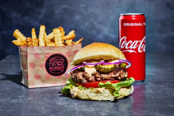 burgermen med hamburger, pommes frites og coca cola boks