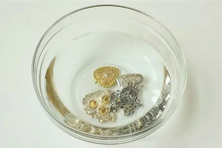 Bunadssølv i en glassbolle med vann og Zalo