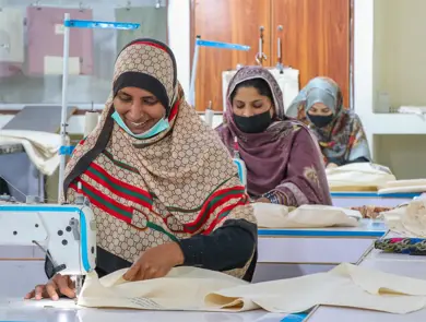 Damer som syr handlenett