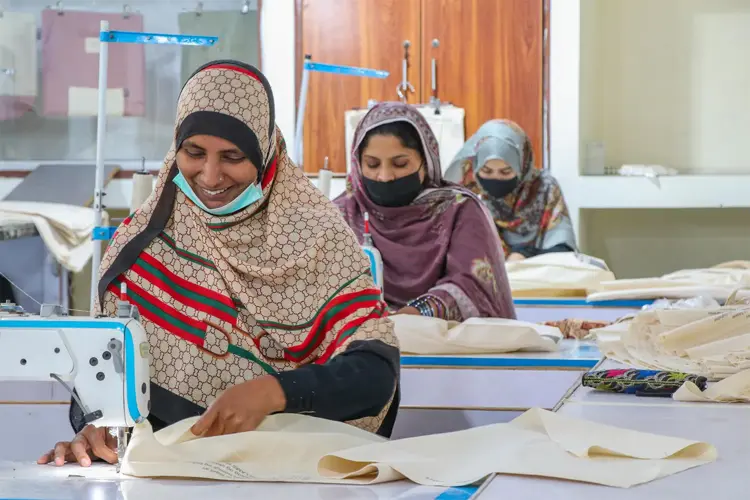 Storos handlenett kommer fra bærekraftig produksjon som gir arbeid og skolegang til mennesker i Pakistan. Se hvordan handlenettene gjør en forskjell!