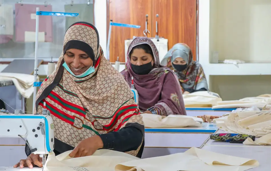 Damer som syr handlenett