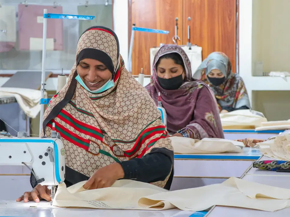 Damer som syr handlenett