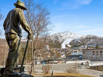 Thon Senter Narvik fasade, med en statue i forgrunnen.