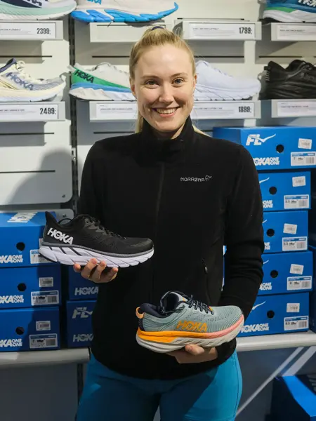 ansatt hos sport 1 viser frem hoka-sko