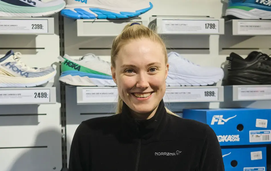 ansatt hos sport 1 viser frem hoka-sko