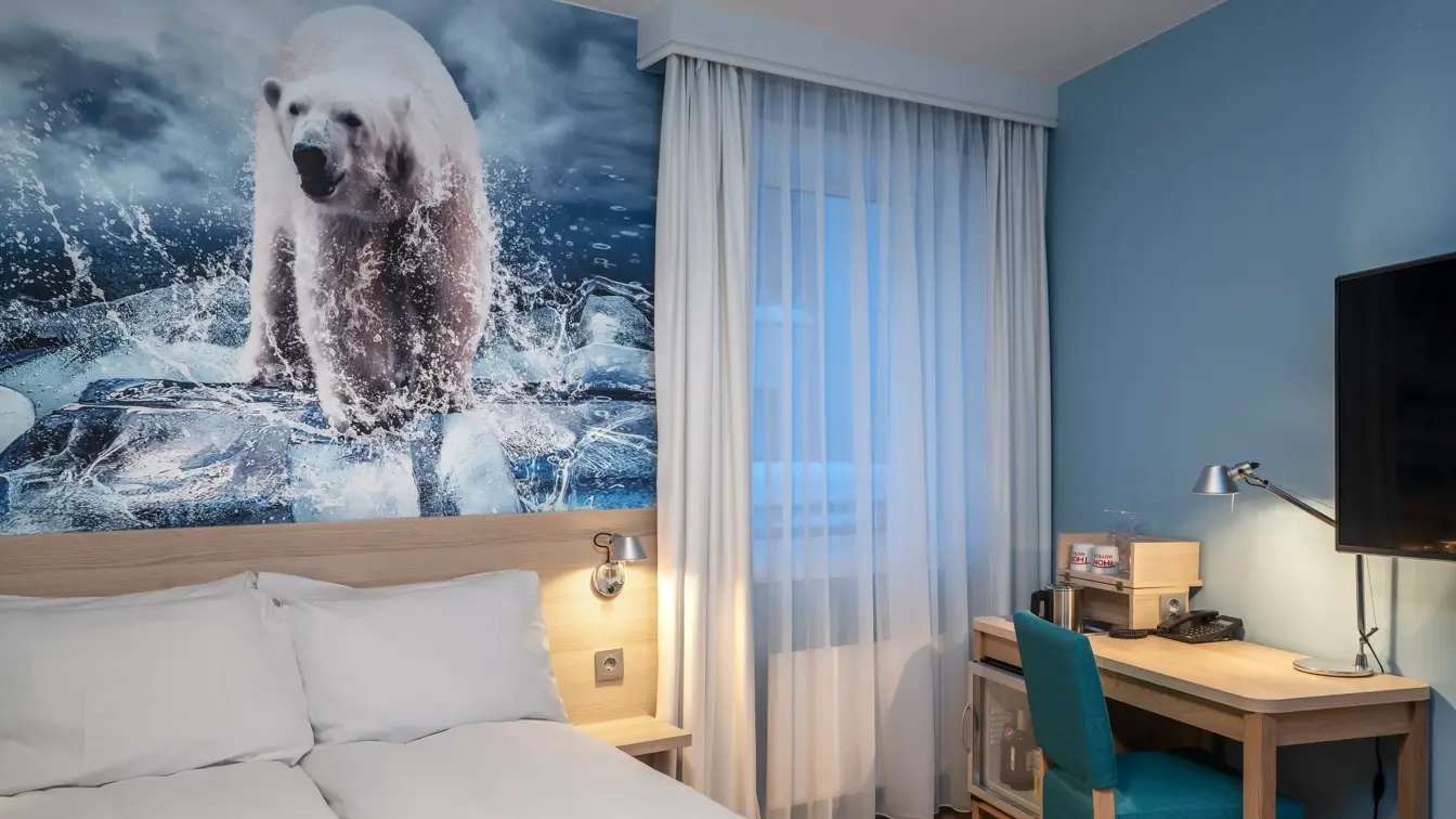 Dobbeltseng, bilde av isbjørn, skrivebord, TV