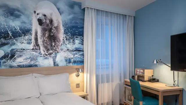 Dobbeltseng, bilde av isbjørn, skrivebord, TV