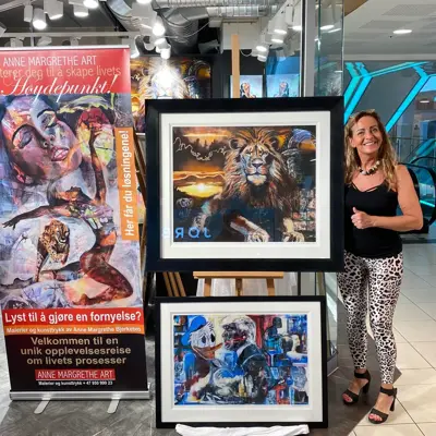 bilde av Anne Margrethe ved siden av et maleri