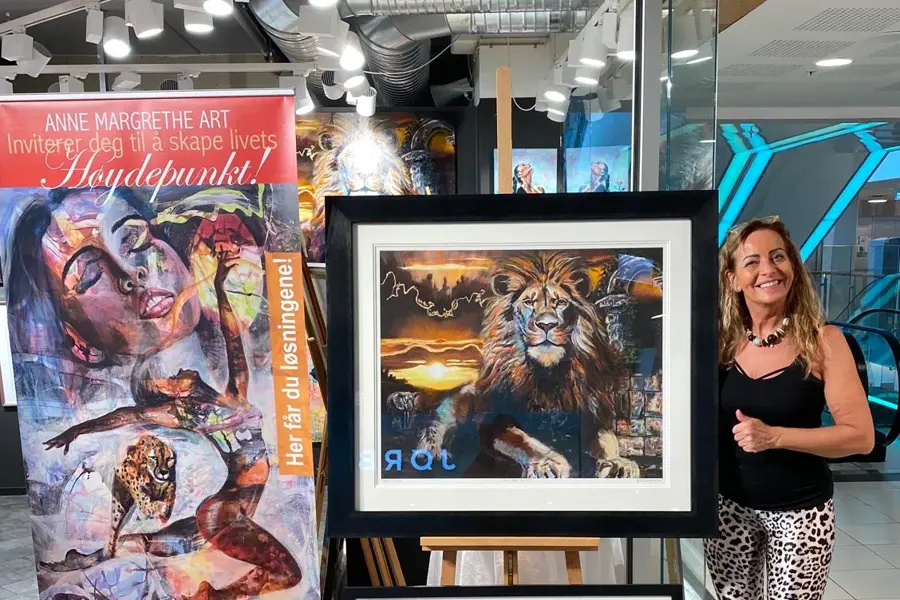 bilde av Anne Margrethe ved siden av et maleri