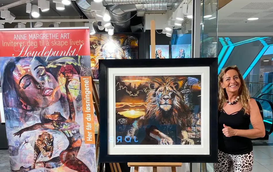 bilde av Anne Margrethe ved siden av et maleri