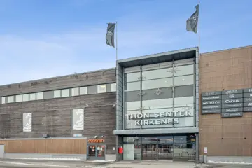 Fasadebilde av Thon Senter Kirkenes med Thon Senter logo.