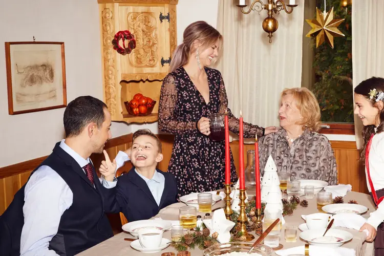 glade mennesker feirer jul