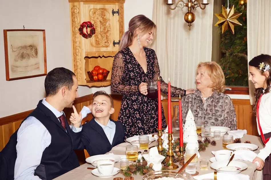 glade mennesker feirer jul