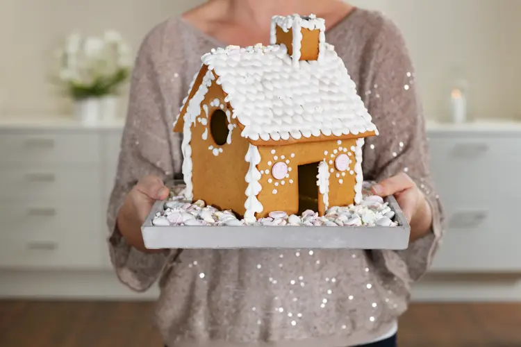 Det er årets morsomste tradisjon. Her finner du alt du trenger: Oppskrift på deilig pepperkakedeig, mal til det perfekte pepperkakehuset og den beste glasuren.