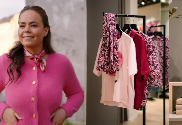 dame i rosa strikkejakke og klesheng ved siden av