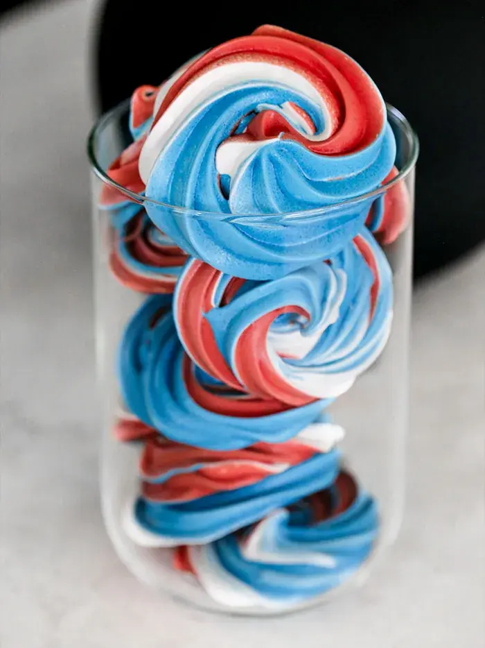 Pikekyss i 17. mai-farger i et glass