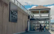Thon Senter Pyramiden fasade, inngang med logo.