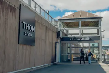 Thon Senter Pyramiden fasade, inngang med logo.