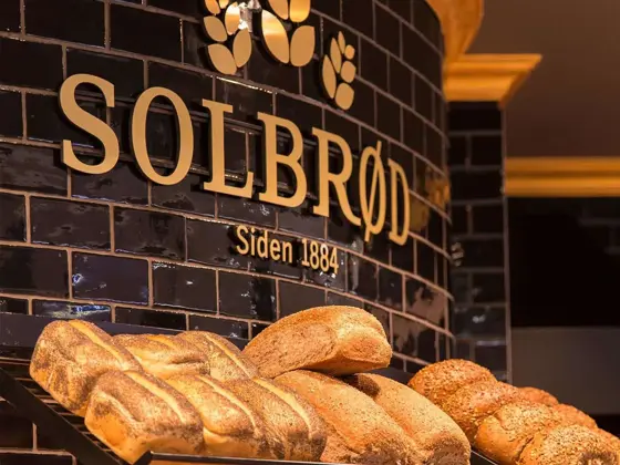 Skilt av logo "Solbrød" med display av brød