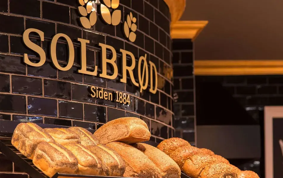 Skilt av logo "Solbrød" med display av brød