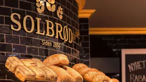 Skilt av logo "Solbrød" med display av brød