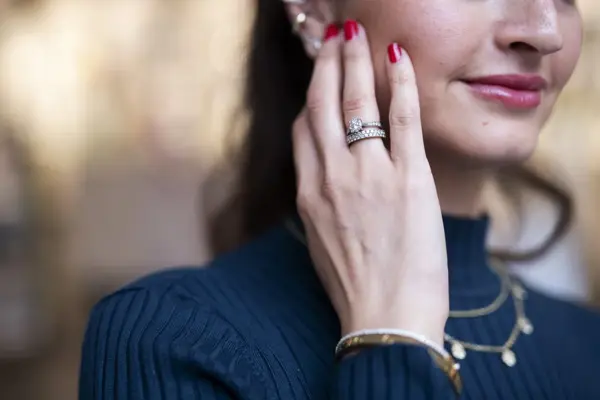 Jente holder hånda på ansiktet med en ring 