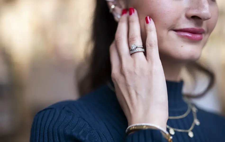 Jente holder hånda på ansiktet med en ring 