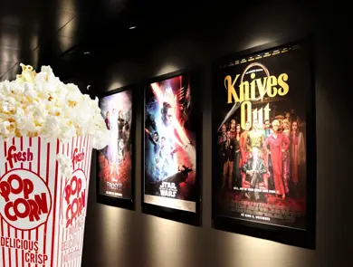 Kinoplakater og popcorn