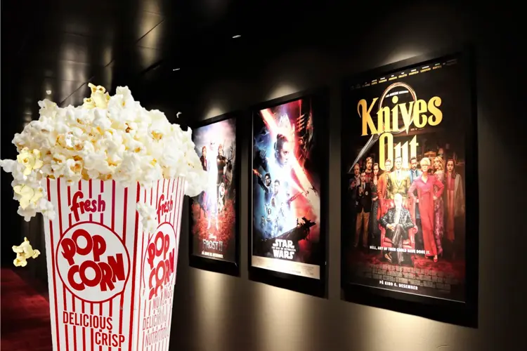 Kinoplakater og popcorn