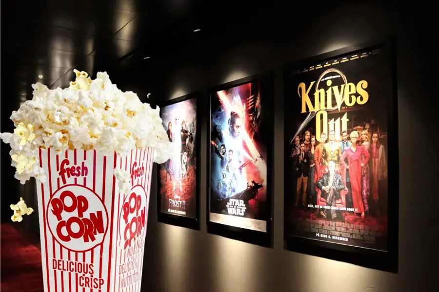 Kinoplakater og popcorn