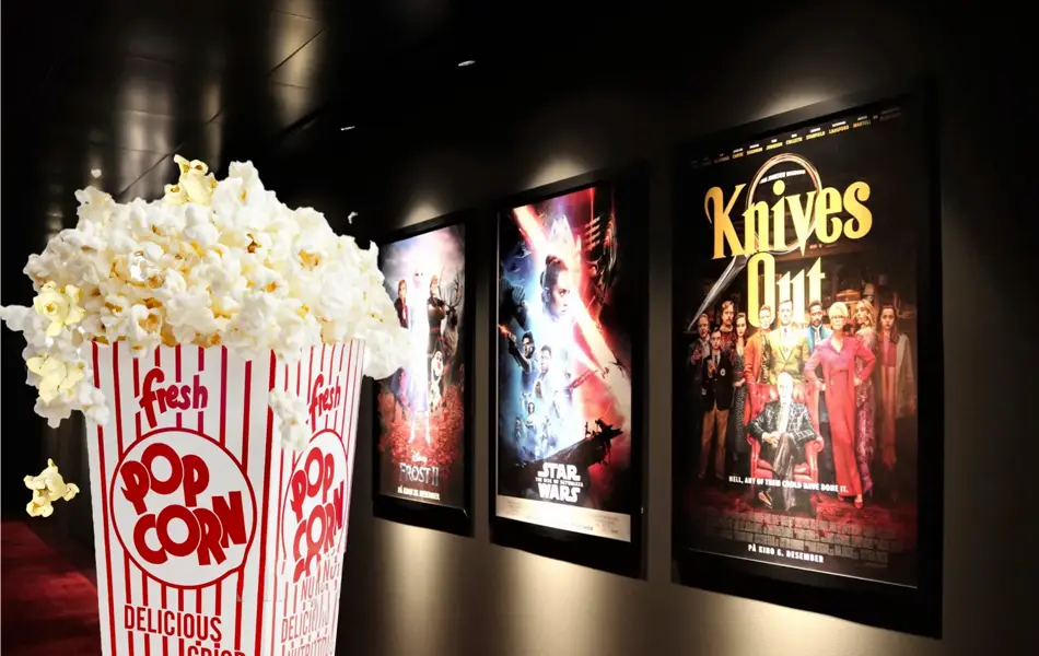 Kinoplakater og popcorn