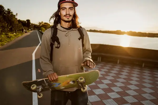 Portrett av en mann med skateboard