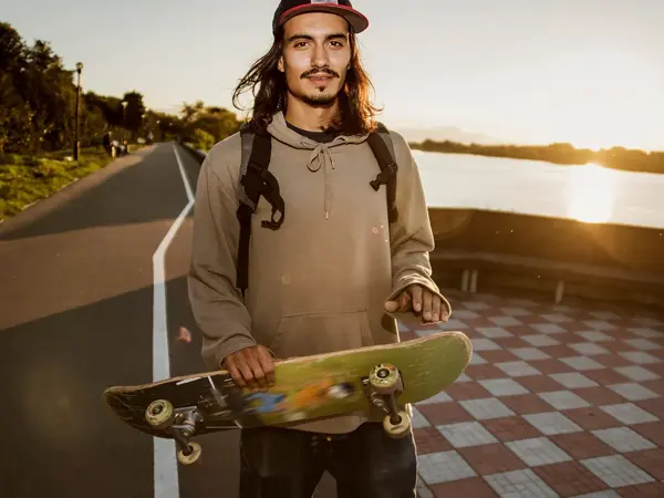 Portrett av en mann med skateboard