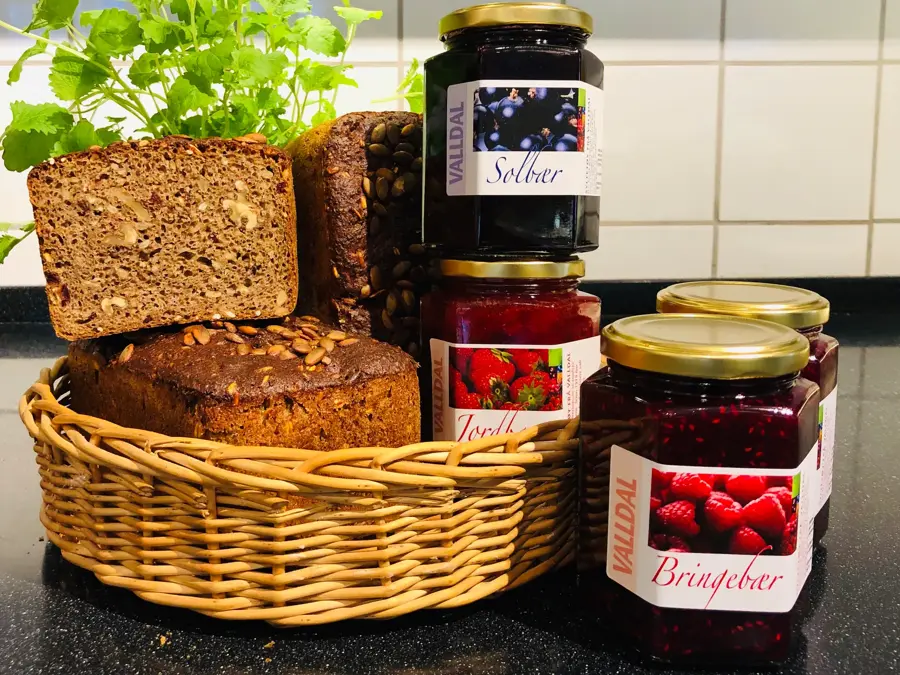 Kurv med brød står ved siden av syltetøy