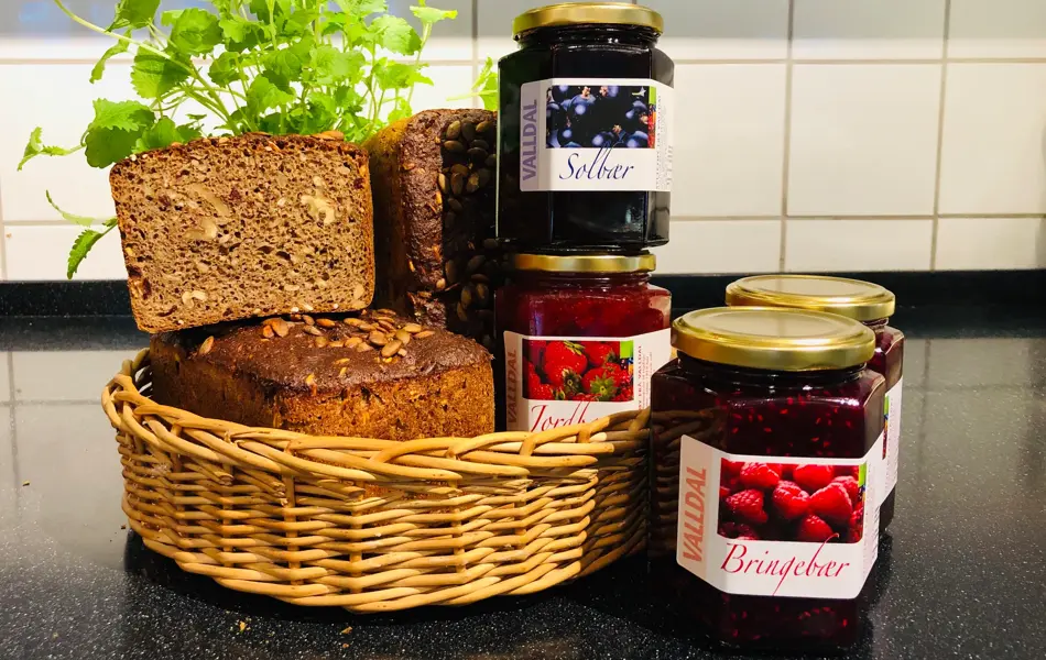 Kurv med brød står ved siden av syltetøy
