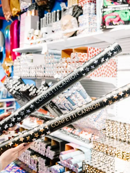 Dame holder konfetti kanoner