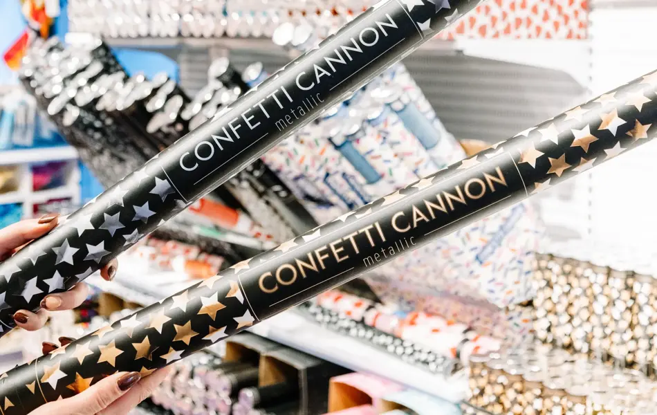 Dame holder konfetti kanoner