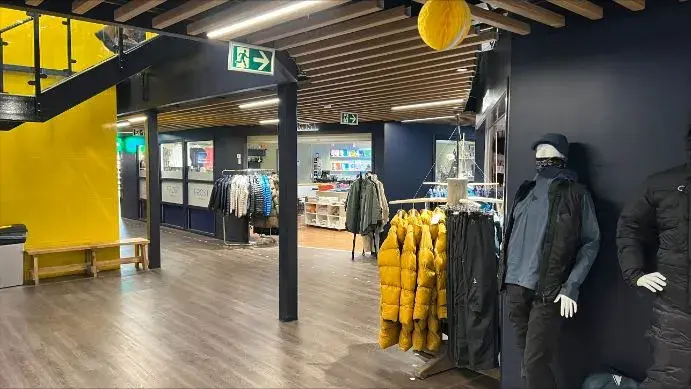 Fasaden til butikk som selger turklær på Lompensenteret