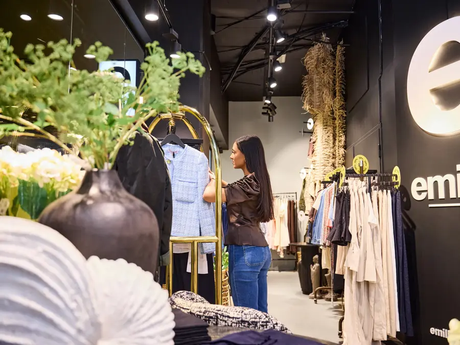 butikkinnredning og ansatt hos emilie på thon senter åsane