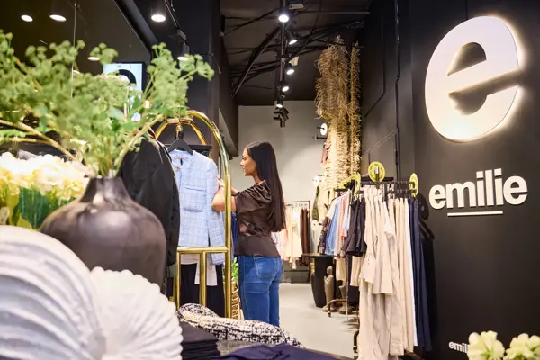 butikkinnredning og ansatt hos emilie på thon senter åsane