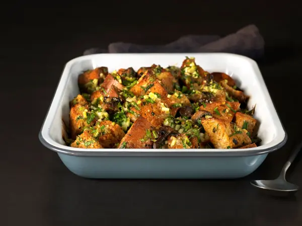 Brødstuffinf i en firkantet skål