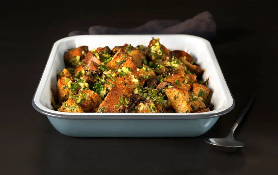 Brødstuffinf i en firkantet skål