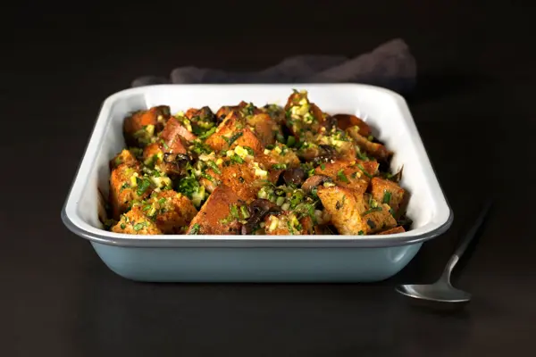 Brødstuffinf i en firkantet skål